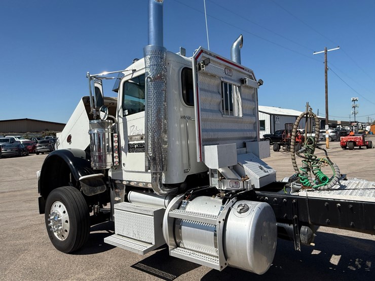 2020-peterbilt-389-image-13