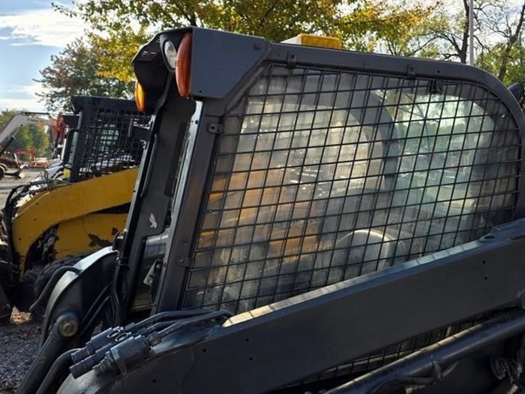 2014-new-holland-l218-image-31