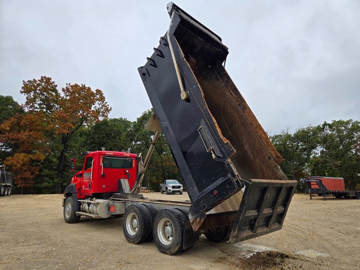 2012-caterpillar-ct660-image-26