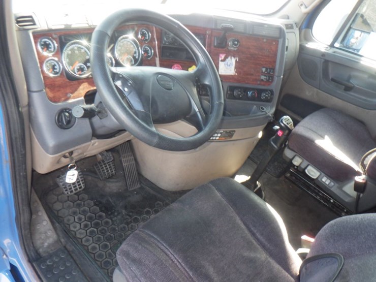 2017-freightliner-cascadia-125-image-16