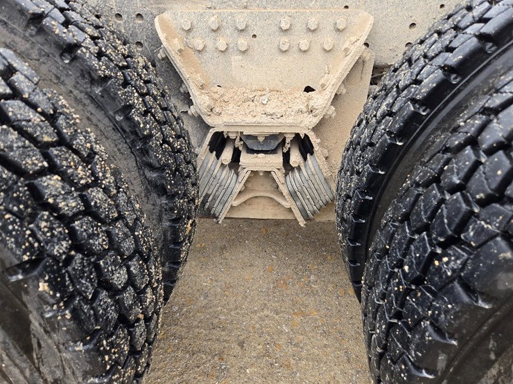 2012-caterpillar-ct660-image-95