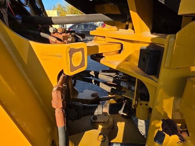 2015-caterpillar-938m-image-22