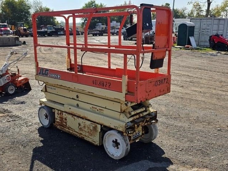 2002-jlg-2032e2-image-2