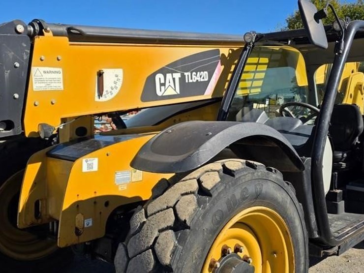 2018-caterpillar-tl642d-image-11