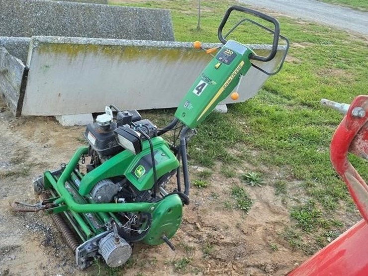 john-deere-220-image-1