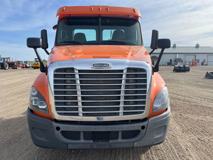 2015-freightliner-cascadia-day-cab-image-2