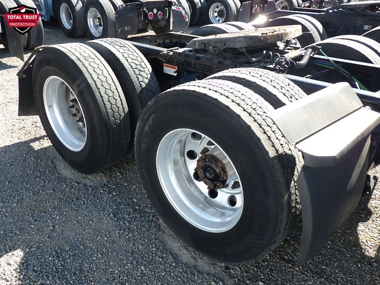 2022-freightliner-cascadia-126-image-9
