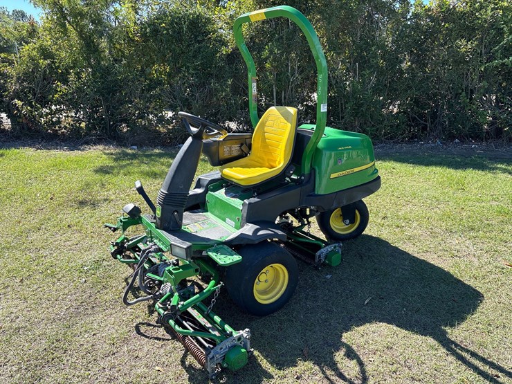 #1060-•-john-deere-2500e-riding-greensmower-image-1