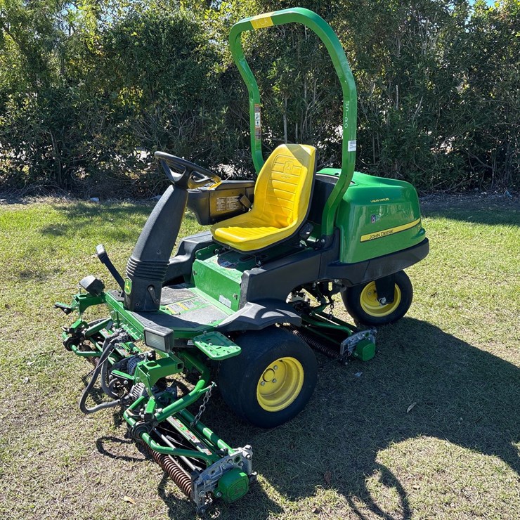 #1060 • John Deere 2500E Riding Greensmower