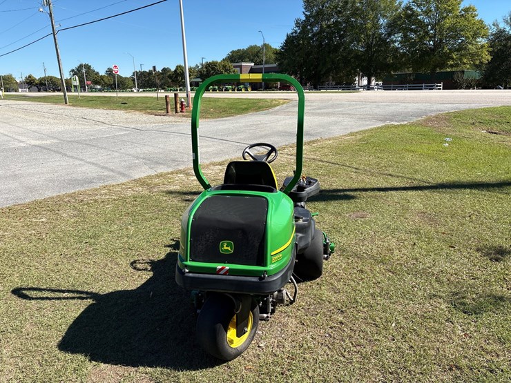 #1060-•-john-deere-2500e-riding-greensmower-image-3