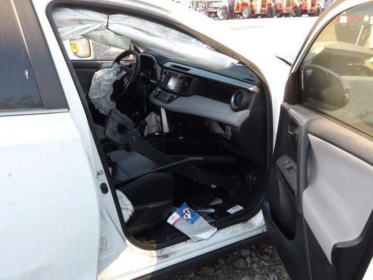 2018-toyota-rav4-xle-image-13