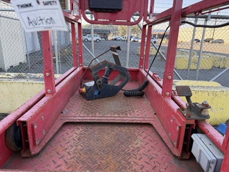 2020-mec-1330se-scissor-lift-image-6