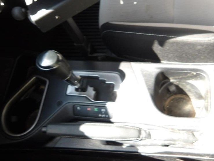 2017-toyota-rav4-xle-image-21