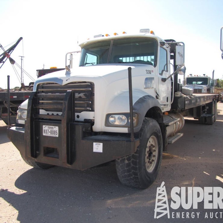 2009 MACK GU713 T/A Bed Truck