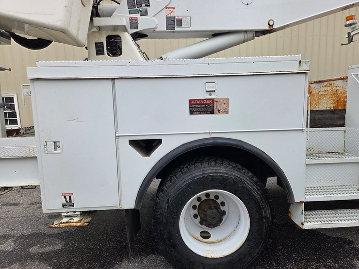 #1-•-2004-freightliner-bucket-truck-/-vin:-1vachdc04hn09591-/-35,152-miles-image-16