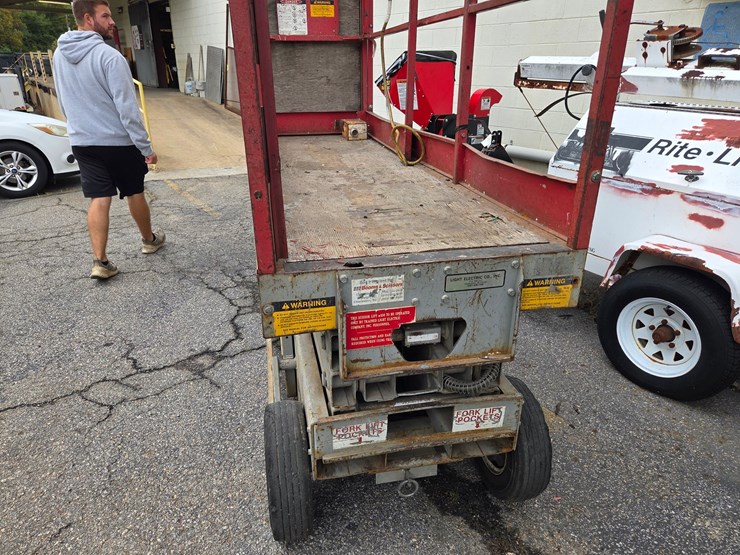 #12-•-mec-boom-scissor-lift-/-model:-2034ht-/-hours-not-known-image-7