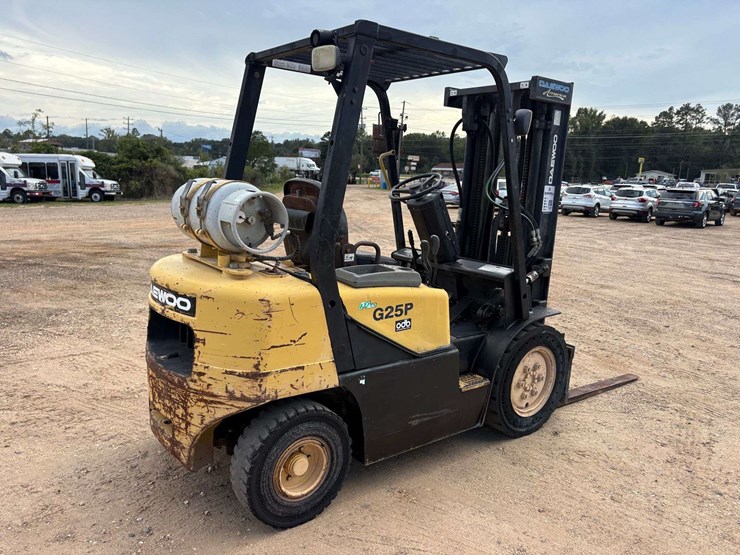 daewoo-3-stage-4,500lb.-capacity-mast-solid-tired-propane-forklift-image-4