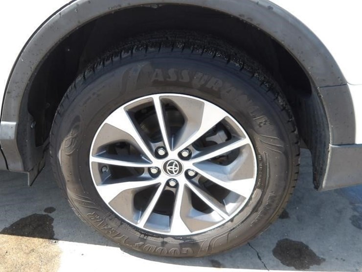 2017-toyota-rav4-xle-image-5