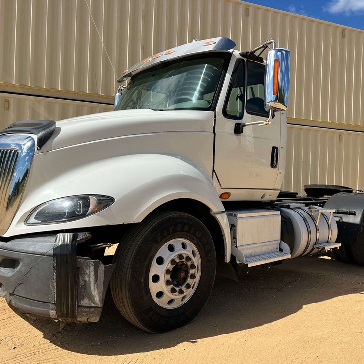 2016 International ProStar+ 122 Tandem-Axle Day Cab Truck Tractor – Cummins ISX15 Diesel (530,432 Mi