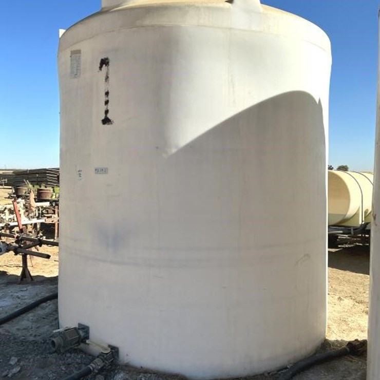SNYDER 6000g Upright Poly Tank