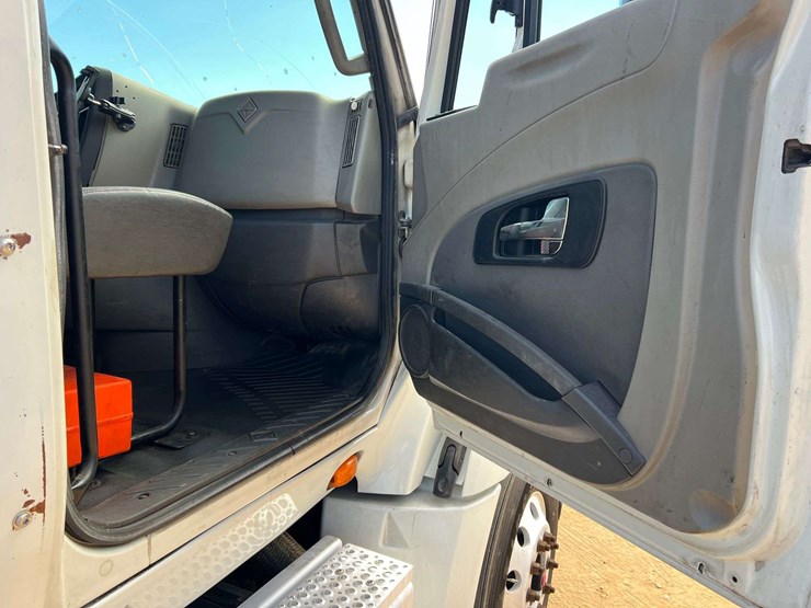 2016-international-prostar+-122-tandem-axle-day-cab-truck-tractor-–-cummins-isx15-diesel-(530,432-mi-image-28