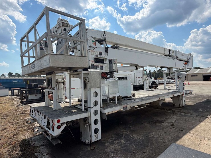2005-altec-ah125-125’-telescoping-bucket-w/truck-body-image-3