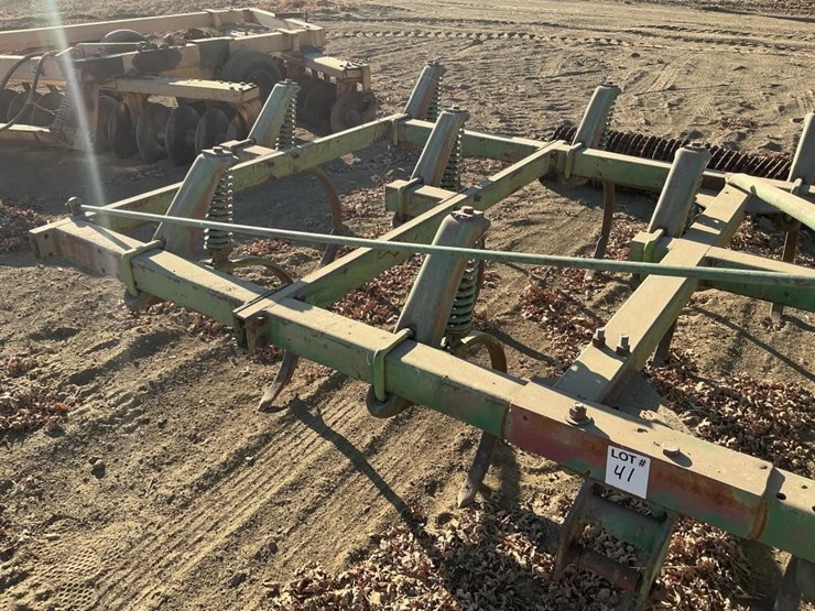 john-deere-1600-17'-3-pt-vibra-shank-chisel-image-8