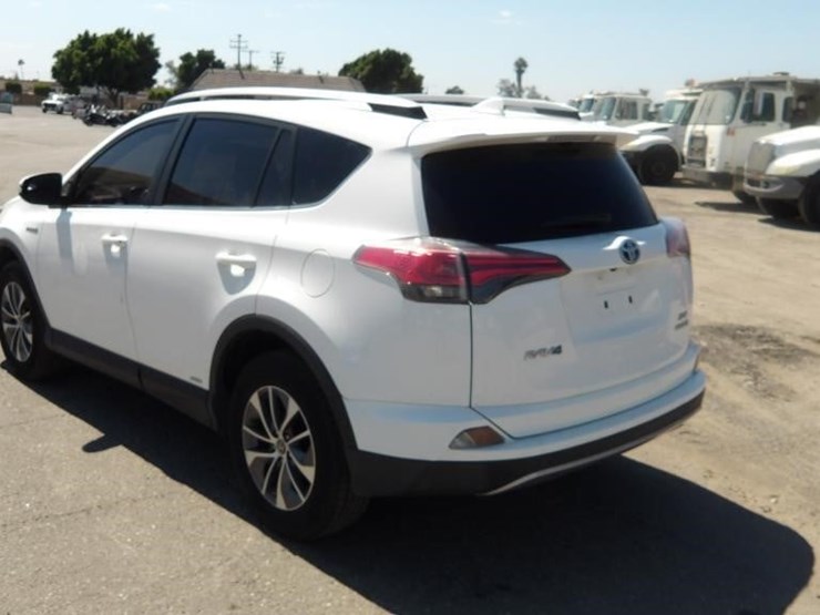 2017-toyota-rav4-xle-image-4