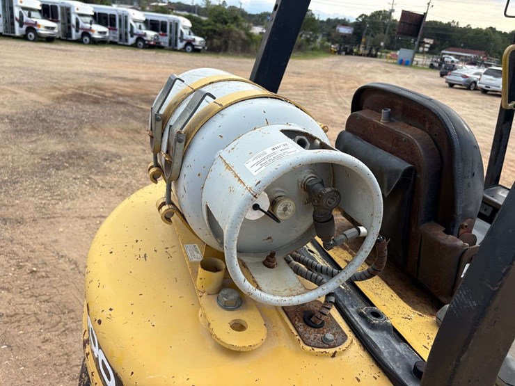 daewoo-3-stage-4,500lb.-capacity-mast-solid-tired-propane-forklift-image-15