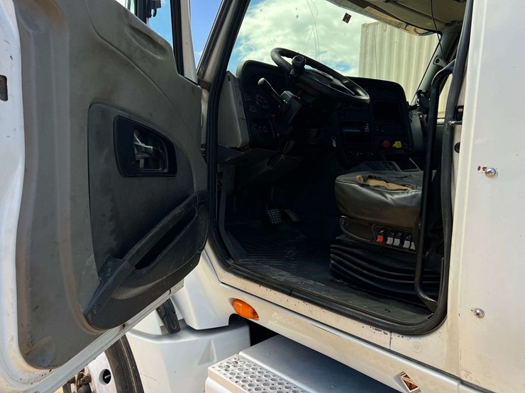 2016-international-prostar+-122-tandem-axle-day-cab-truck-tractor-–-cummins-isx15-diesel-(530,432-mi-image-9