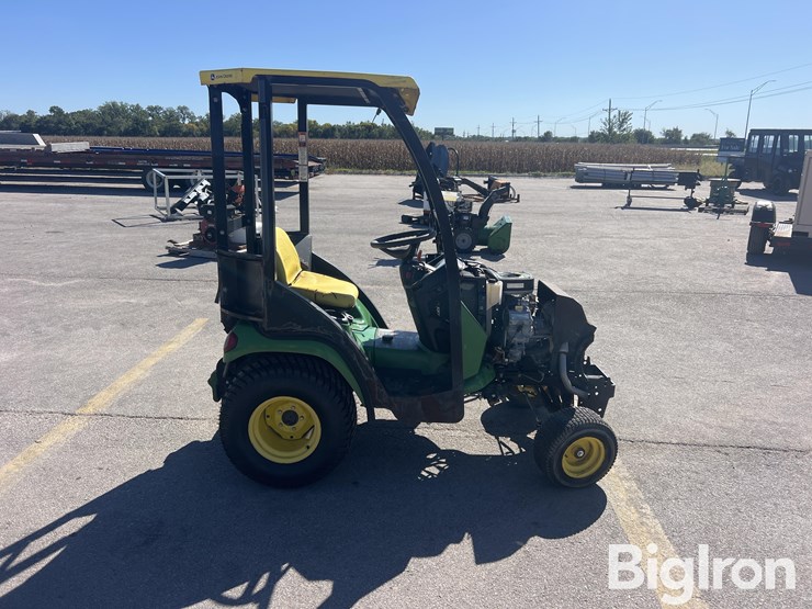 john-deere-x700-lawn-tractor-image-4