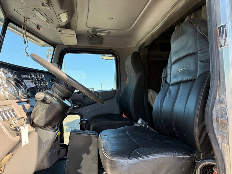 2016-peterbilt-389-image-17