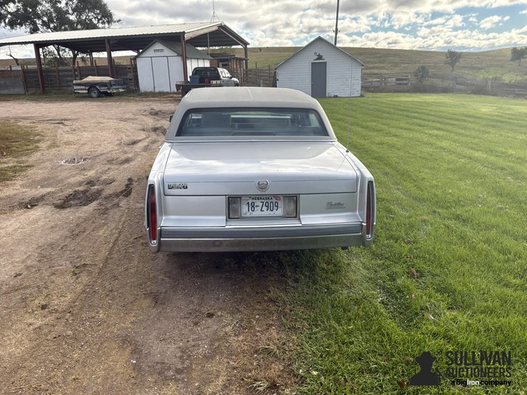 1990-cadillac-fleetwood-4-door-car-image-6