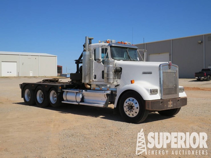 2008-kenworth-w900-t/a-winch-tractor-w/pusher-axle-&-day-cab-image-1