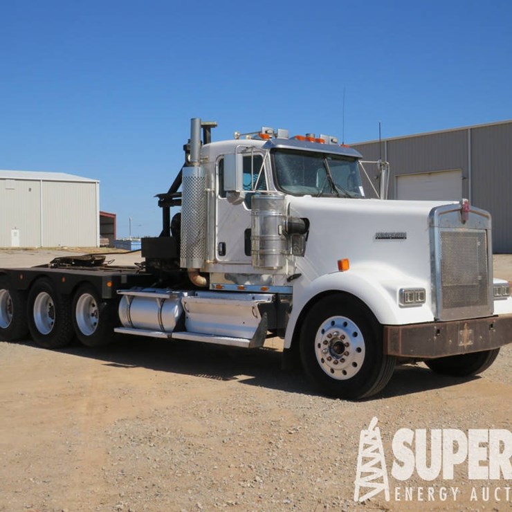 2008 KENWORTH W900 T/A Winch Tractor w/Pusher Axle & Day Cab
