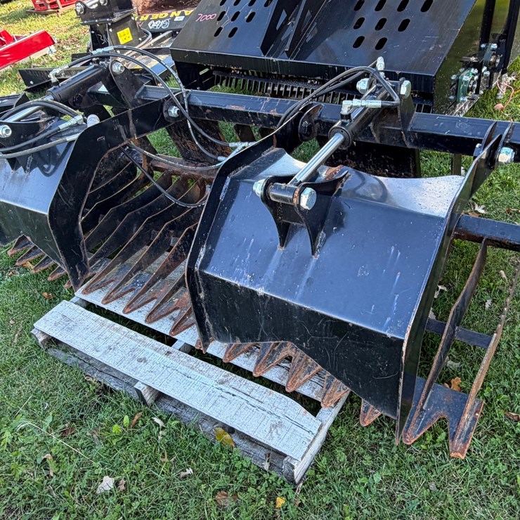#8356 • Twin-Cylinder Rock and Root Grapple Bucket