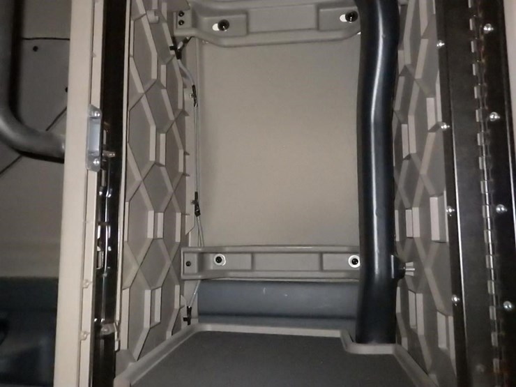 2018-freightliner-cascadia-3-axle-sleeper-truck-image-31