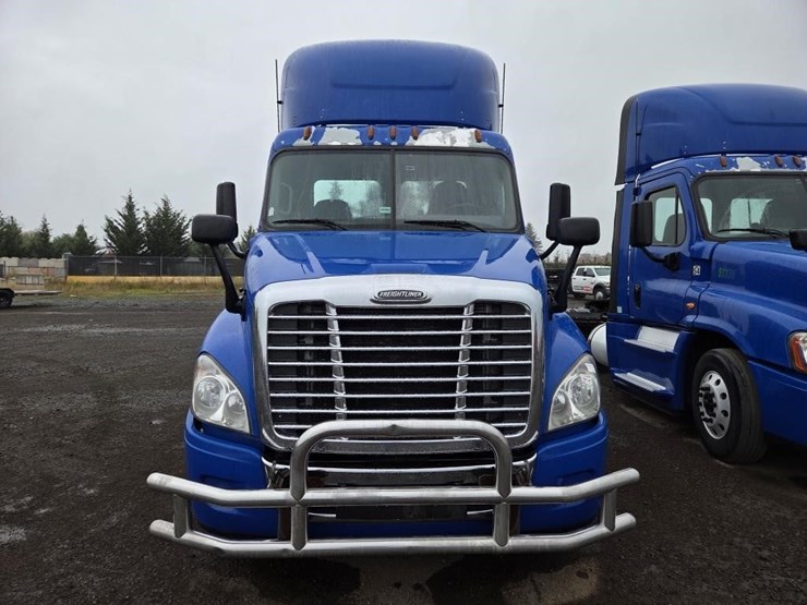 2017-freightliner-cascadia-3-axle-truck-tractor-image-2