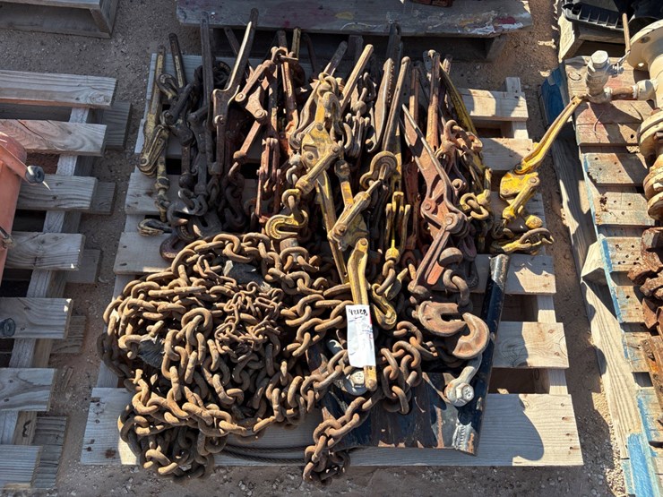 pallet-w/-(25+)-chain-binders-&-assorted-chains-image-1