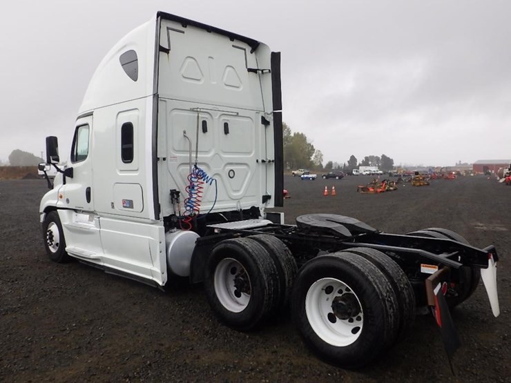 2018-freightliner-cascadia-3-axle-sleeper-truck-image-3