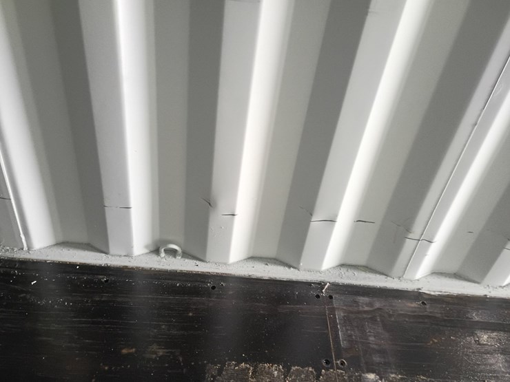 #l111-000-•-40ft-container-[damaged]-image-44