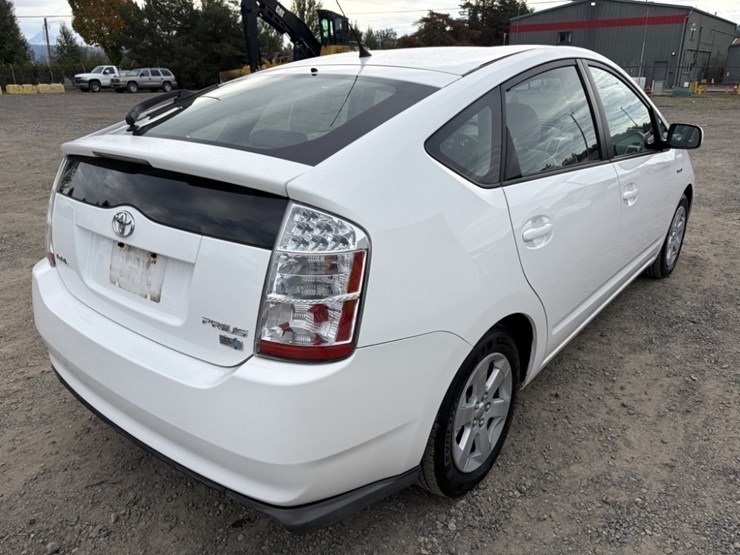 2009-toyota-prius-hybrid-sedan-image-4