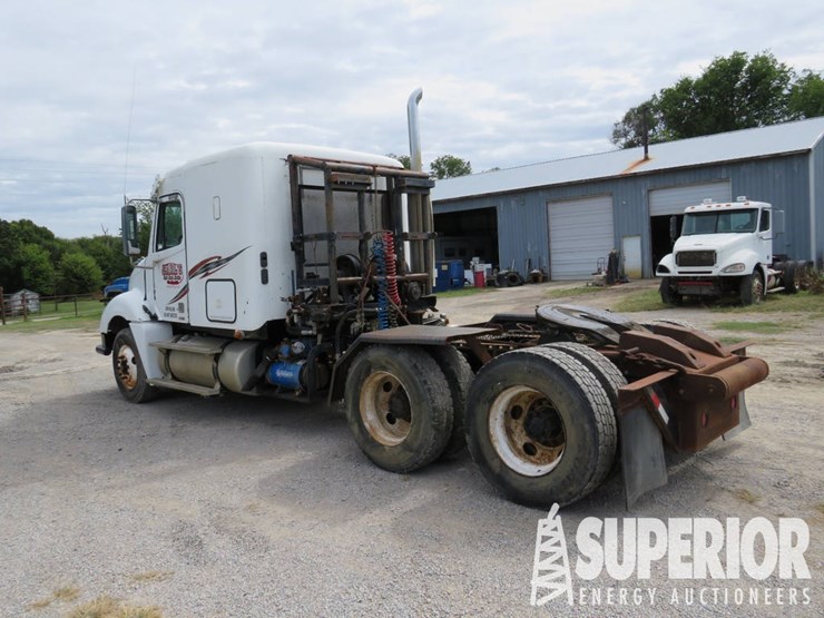 2007-freightliner-columbia-t/a-winch/vac-truck-w/60"-sleeper-cab-image-3