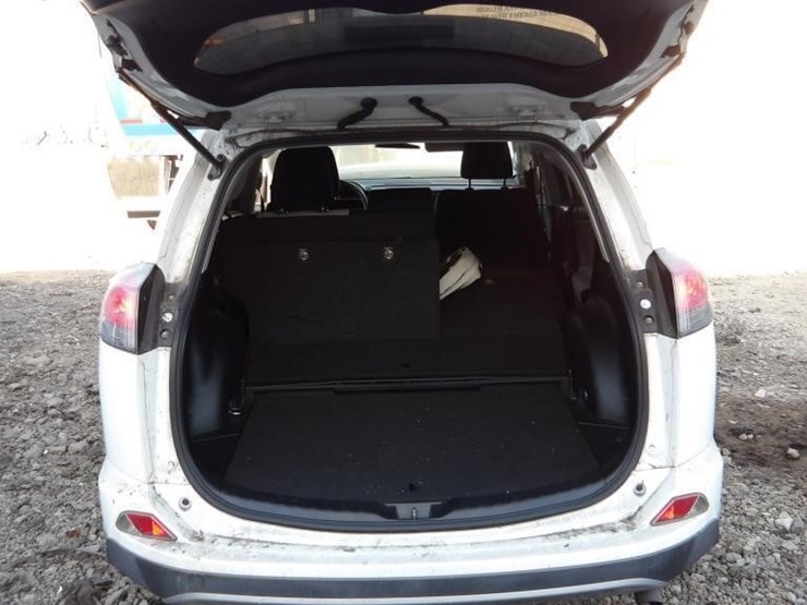 2018-toyota-rav4-xle-image-15