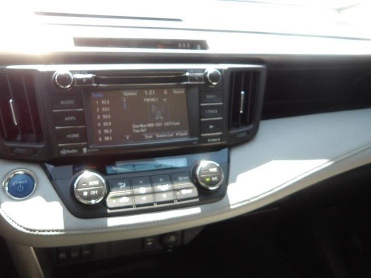 2017-toyota-rav4-xle-image-19