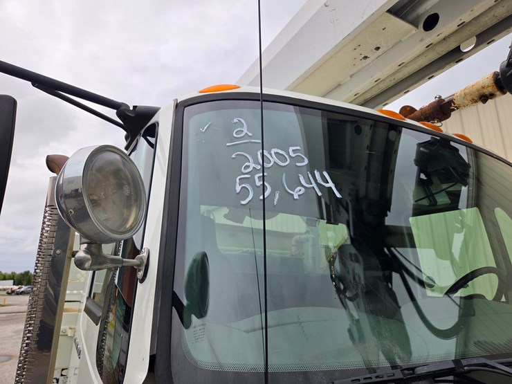 #2-•-2005-international-4400-truck---2005-international-pole-truck-/-vin:-1htmkaan35h167251-/-55,644-miles-image-2