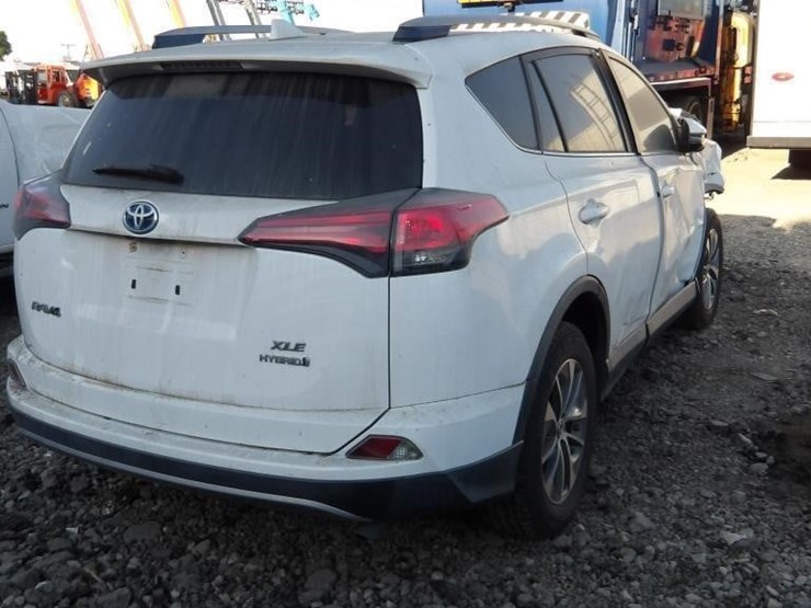 2018-toyota-rav4-xle-image-4