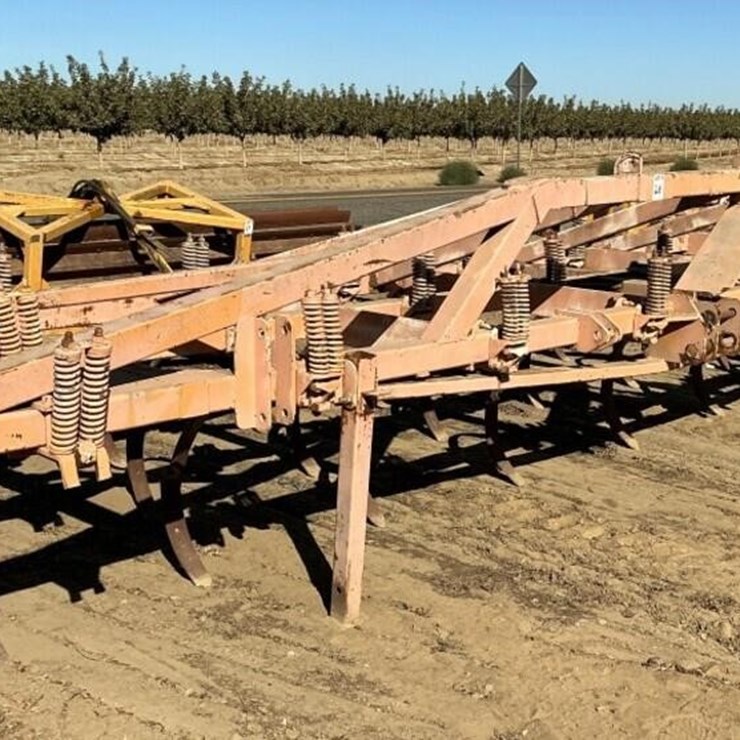 Custom 24' 3-Pt Vibra-Shank Chisel