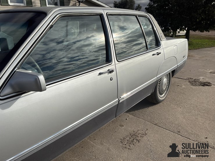 1990-cadillac-fleetwood-4-door-car-image-15