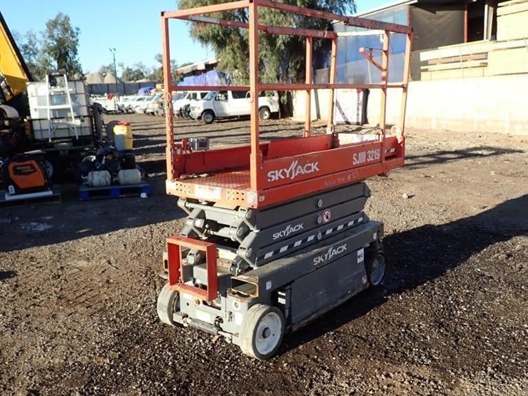 2018-skyjack-sj1113219-scissor-lift-image-1